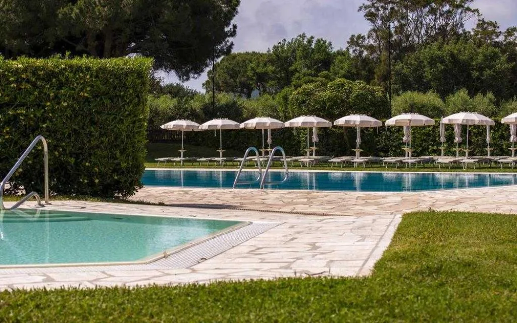 Piscina per bambini e piscina principale con ombrelloni nel giardino